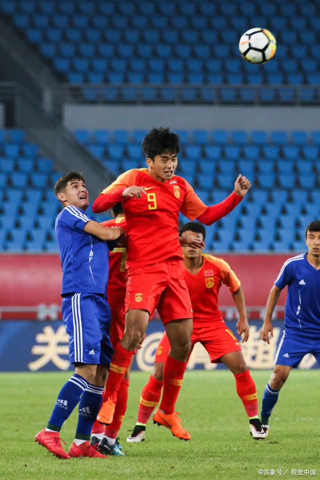 国内足球联赛精彩纷呈，球员表现引人注目
